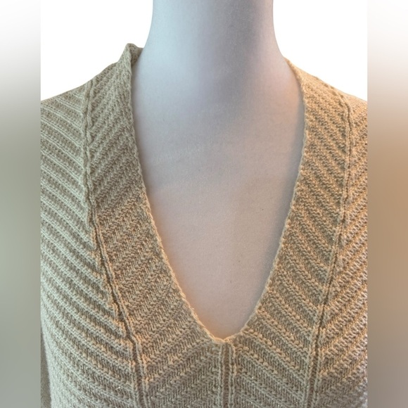 Chaps Women's cream V-Neck Sweater pullover with sparkle to it Size Large - Picture 4 of 7